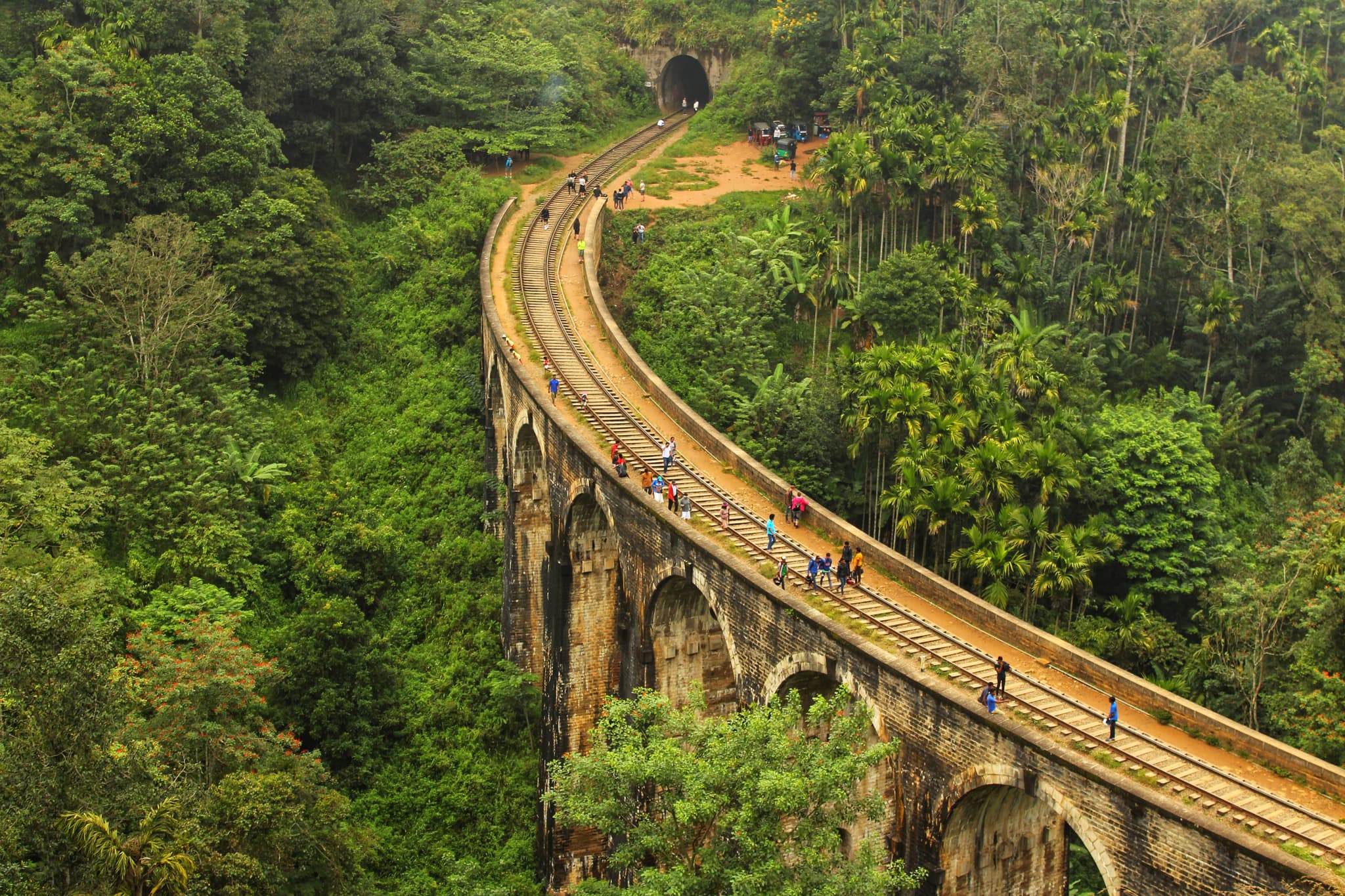 Nine Arch Bridge in Ella surrounded by lush greenery